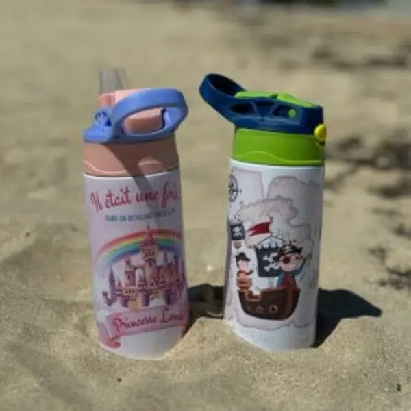 Deux bouteilles d'eau personnalisées sur du sable