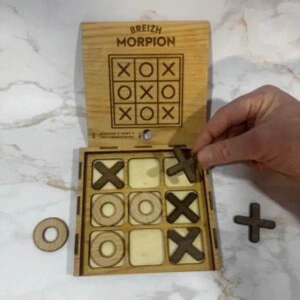 Jeu de morpion en bois avec des pièces X et O