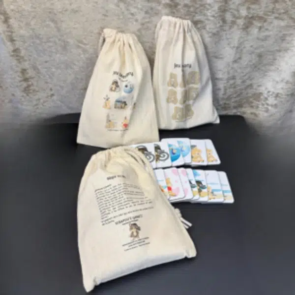 Sacs en tissu avec cartes de jeu sur une table